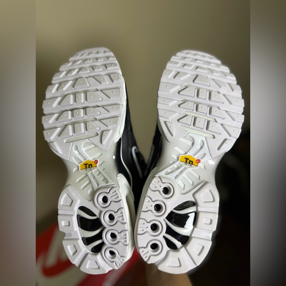 NEW with Box Nike Air Max Plus Women Shoes, Black and White, size 6W - Picture 5 of 8
